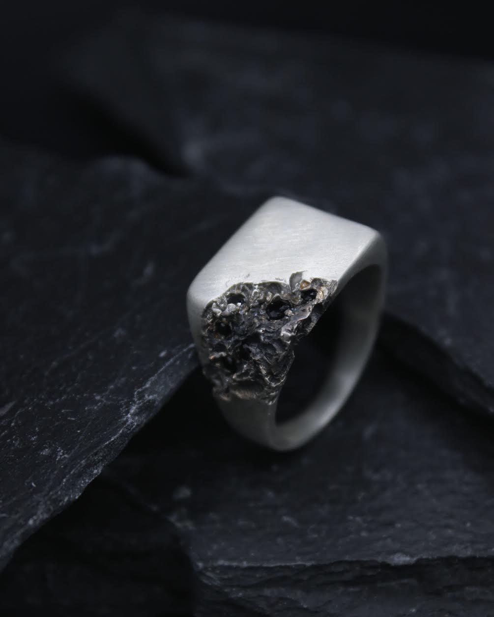 Fracture Signet Ring With Spinel